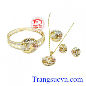 Bộ trang sức 10k sang trọng được chế tác theo công nghệ Italy mang đến cho người dùng sản phẩm hoàn hảo.