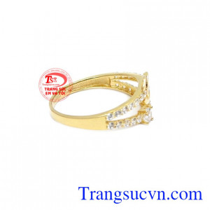 Sản phẩm có thể kết hợp được cùng nhiều trang phục khác nhau.