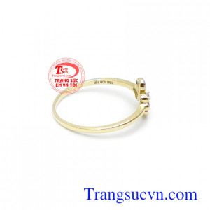 Nhẫn nữ cổ bốn lá là hình tượng mang lại may mắn, bình an cho người đeo, rất được phái đẹp ưa chuộng
