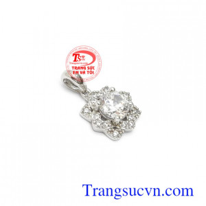 Mặt dây Hàn Quốc thời trang vàng trắng phù hợp nhiều dây chuyền khác nhau, mang nét duyên dáng, thời trang và phong cách phái đẹp
