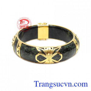 Vòng ngọc cẩm thạch bọc vàng chữ Phúc mang đến sự sang trọng và quý phái cho người sử dụng.