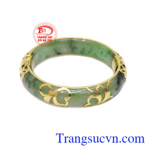 Vòng ngọc cẩm thạch vạn phúc được bọc vàng 14k bền đẹp, sáng bóng.