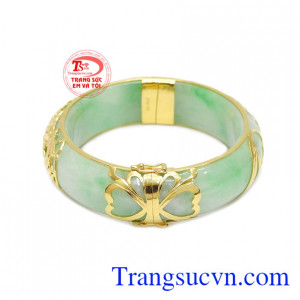 Sản phẩm chế tác từ vàng 14k bền đẹp, sáng bóng giúp chiếc vòng ngọc của bạn luôn được bảo vệ.