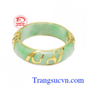 Vòng ngọc cẩm thạch rồng vàng được chạm khắc tinh tế và sang trọng.