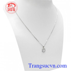 Bộ dây chuyền vàng trắng cá tính phù hợp nhiều phong cách thời trang phái đẹp, mang lại nét dịu dàng