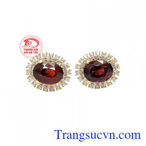 Hoa tai granat thiên nhiên đẹp được thiết kế tinh tế với sự kết hợp hoàn hảo từ vàng tây 14k, đá granat thiên nhiên và đá Cz. 