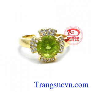 Đá peridot mang nhiều năng lượng tốt giúp đem lại may mắn cho người đeo