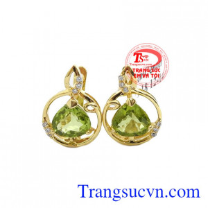 Hoa tai peridot hoàng gia là sản phẩm hoa tai có gắn đá peridot thiên nhiên được bọc vàng ôm quanh tinh tế