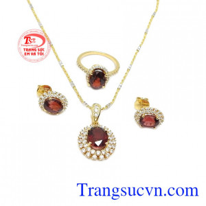 Bộ trang sức granat thiên nhiên đẹp được chế tác tinh tế và đầy quyến rũ.