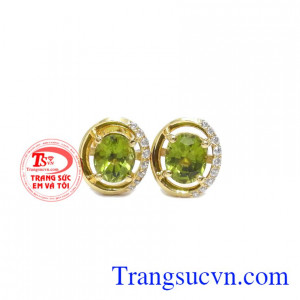 Hoa tai peridot dịu dàng là sản phẩm hoa tai được thiết kế tinh tế với các đường viền đá xinh xắn kết hợp cùng đá peridot thiên nhiên