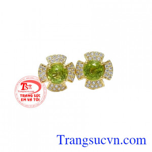 Hoa tai peridot thịnh vượng là sản phẩm hoa tai vàng 14k đẹp được bao viên đá Cz sáng bóng và có gắn đá peridot thiên nhiên