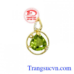 Mặt dây peridot hoàng gia là sản phẩm vàng 14k với đường viền vàng đẹp, xinh xắn