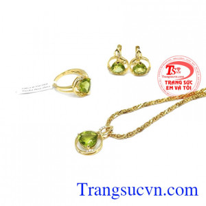 Nhẫn nữ peridot hoàng gia là sản phẩm nhẫn nữ vàng tây đẹp được thiết kế 3D sang trọng, tinh tế