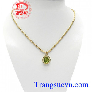 Mặt dây peridot hoàng gia là sản phẩm vàng 14k với đường viền vàng đẹp, xinh xắn