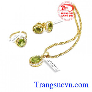 Nhẫn nữ peridot dịu dàng là sản phẩm nhẫn nữ vàng được thiết kế thời trang, tinh tế