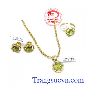 Đá peridot mang biểu tượng của tình yêu, sự may mắn và sức khỏe
