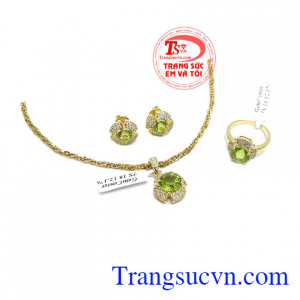 Đá peridot thiên nhiên mang lại may mắn cho người đeo, hợp với người mệnh mộc và mệnh hỏa