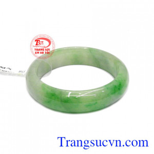 Vòng ngọc jadeite thiên nhiên đẹp mang màu sắc trắng xanh đến xanh sang trọng, tinh tế. 
