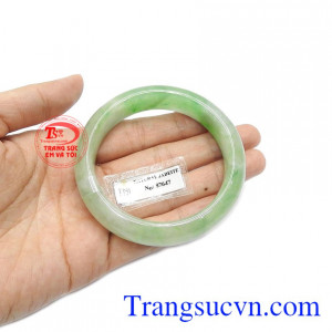 Vòng ngọc thích hợp sử dụng trong đời sống hằng ngày và làm quà tặng.