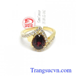 Nhẫn nữ Granat 14k phú quý với đá Granat hay còn gọi là ngọc hồng lựu được xem là biểu tượng của sự dư giả, dồi dào, màu đỏ ngọc hồng lựu là biểu tượng của địa vị và quyền lực
