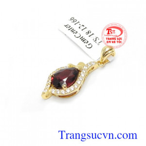 Đá Granat có sắc đỏ mang ý nghĩa của sự may mắn, tình bạn gắn kết và quyền lực