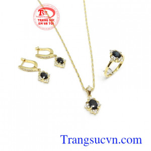 Bộ nữ trang Sapphire may mắn phù hợp làm quà tặng cho người yêu thương những dịp ý nghĩa