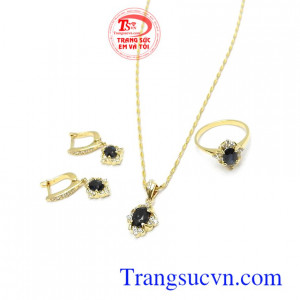 Bộ nữ trang Sapphire may mắn là dòng sản phẩm rất được phái đẹp ưa chuộng, Sapphire là biểu tượng cho tình yêu, niềm vui, sự giàu có và trung thực