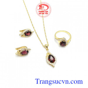 Bộ trang sức Granat phú quý là món quà tặng ý nghĩa cho người yêu thương