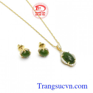 Bộ trang sức nữ Nephrite bình an kết hợp độc đáo, thời trang giữa hoa tai, mặt dây và dây chuyền mang lại nét quyến rũ, sang trọng và đẳng cấp