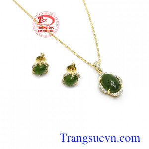 Bộ trang sức Nephrite phù hợp làm quà tặng cho người yêu thương những dịp ý nghĩa.