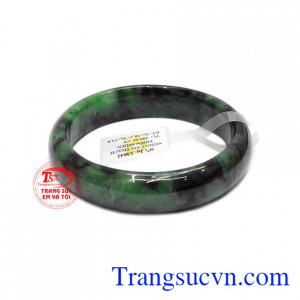 Vòng cẩm thạch thiên nhiên quý phái được chế tác bản hẹ, thích hợp với nhiều độ tuổi.