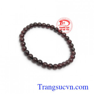 Vòng tay garnet thiên nhiên còn gọi là ngọc hồng lựu có sắc đỏ mang ý nghĩa của sự may mắn, tình bạn gắn kết và quyền lực