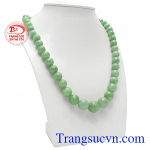 Chuỗi ngọc jadeite bình an được chạm khắc từ ngọc cẩm thạch thiên nhiên dạng hạt tròn.