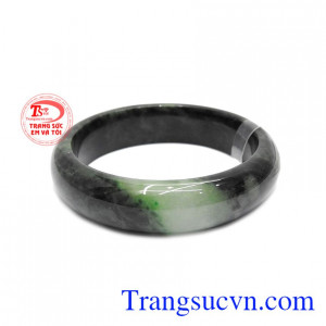 Vòng phỉ thúy ngọc được chạm khắc bản hẹ sang trọng và quý phái.