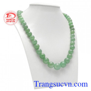 Chuỗi vòng cổ cẩm thạch thiên nhiên được chạm khắc hình hạt tròn, đẹp mắt và tinh tế.