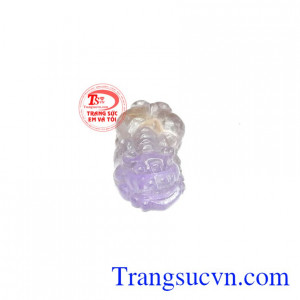 Tỳ hưu màu tím thạch anh được chạm khắc từ thạch anh tím thiên nhiên.
