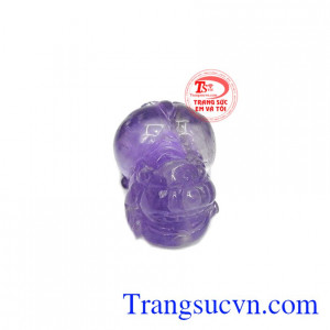 Tỳ hưu ông thạch anh được chạm khắc từ thạch anh tím thiên nhiên.