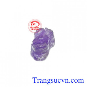 Con tỳ hưu mặt thạch anh được chạm khắc kiểu dáng khá mới lạ.