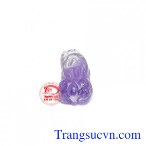 Thạch anh tím giúp người dùng cải thiện giấc ngủ, tăng cường trí nhớ và mang đến sự bình an.