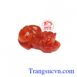 Được chế tác từ ngọc cẩm thạch thiên nhiên.