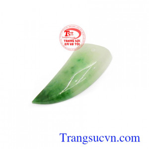 Ngọc cẩm thạch chứa nguồn năng lượng dồi dào mang lại tài lộc, bình an, may mắn cho chủ nhân, là sản phẩm được rất nhiều người ưa chuộng