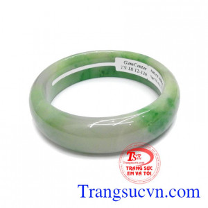 Vòng Ngọc Phỉ Thúy Tài Lộc vừa là món đồ trang sức vừa có ý nghĩa phong thủy, ngọc phỉ thúy chứa nguồn năng lượng dồi dào, mang lại bình an, may mắn, tài lộc cho chủ nhân.