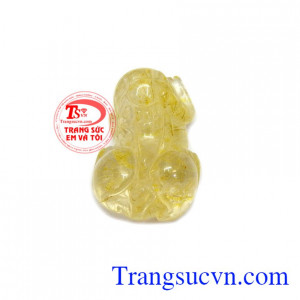 Tỳ hưu phú quý là sản phẩm thạch anh tóc thiên nhiên được chế tác hình tỳ hưu sắc nét, tinh xảo