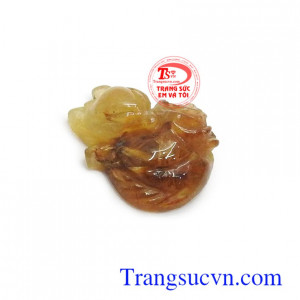 Mặt hồ ly thạch anh tóc chiêu tài là biểu tượng cho sắc đẹp, sự khôn khéo và quyền lực, mang hồ ly thạch anh tóc bên người sẽ giúp chủ nhân gặp nhiều may mắn, tài lộc và bình an