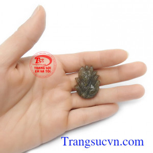 Mang hồ ly bên người sẽ giúp phái đẹp gặp nhiều may mắn trong đường tình duyên, khôn khéo trong giao tiếp và cuộc sống