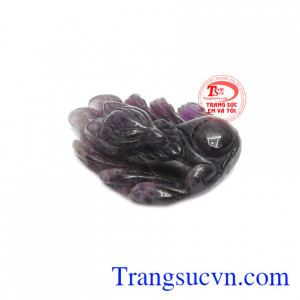 Hồ ly thạch anh tím mệnh hỏa được chạm khắc tinh tế.