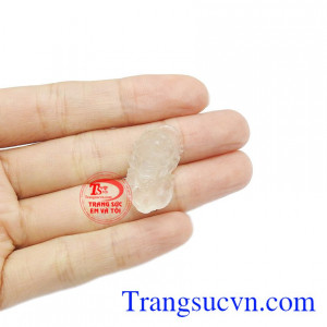 Thạch anh trắng hợp phong thủy, giúp tập trung trí nhớ, xua tan mệt mỏi.