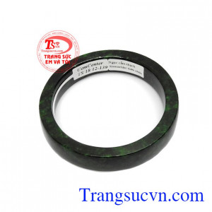 Vòng ngọc cẩm thạch bách niên là sản phẩm được chế tác từ loại đá cẩm thạch có dòng vân sang trọng