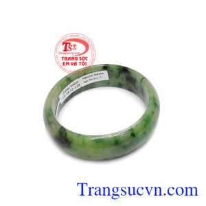 Vòng ngọc phỉ thúy danh vọng là mẫu sản phẩm mới được chế tác và thiết kế từ đá phỉ thúy với đường vân tinh tế