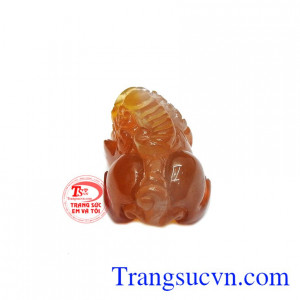 Tỳ hưu được chạm khắc từ mã não thiên nhiên hợp phong thủy.